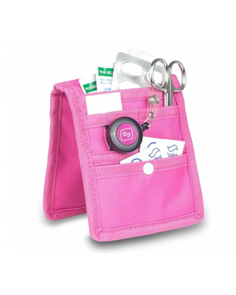 Organizador de enfermería Keens de color azul dentro del bolsillo de una bata blanca con instrumental médico.