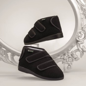 Bota terapéutica de color negro sin costuras internas con abertura extra ancha y velcro.