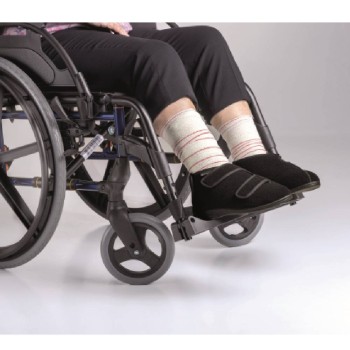 Bota terapéutica de color negro sin costuras internas con abertura extra ancha y velcro.