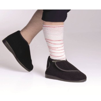 Calzado Gary terapéutico unisex de color negro con abertura total en talón y empeine.