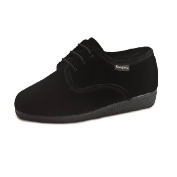 Zapato terapéutico Blandipié color negro, fabricado en terciopelo con cierre de cordones y suela antideslizante.