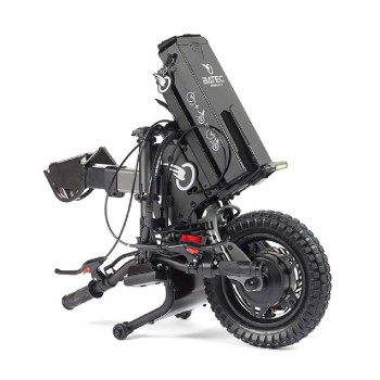 Handbike BATEC MINI 2 de color gris grafito plegado y anclado a una silla de ruedas manual, destacando su motor eléctrico.