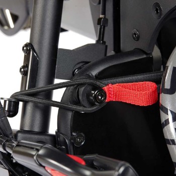 Handbike BATEC MINI 2 de color gris grafito plegado y anclado a una silla de ruedas manual, destacando su motor eléctrico.