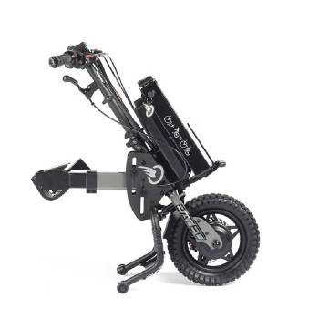 Handbike BATEC MINI 2 de color gris grafito plegado y anclado a una silla de ruedas manual, destacando su motor eléctrico.