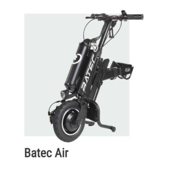Handbike BATEC AIR de color negro acoplado a una silla de ruedas manual, destacando su diseño ultra compacto.