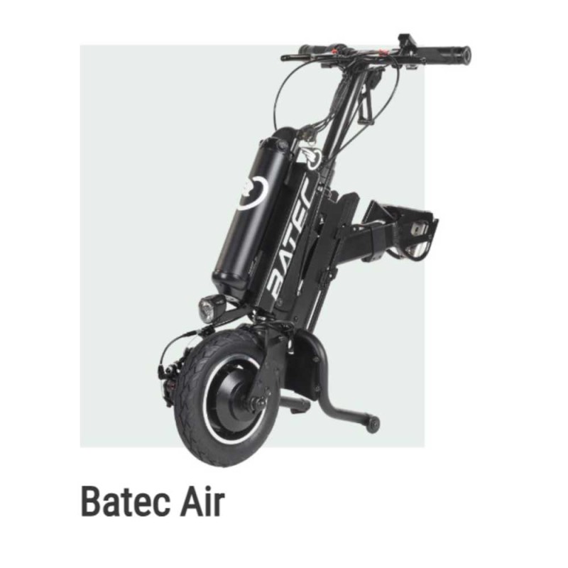 Handbike BATEC AIR de color negro acoplado a una silla de ruedas manual, destacando su diseño ultra compacto.