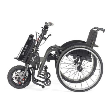 Handbike BATEC AIR de color negro acoplado a una silla de ruedas manual, destacando su diseño ultra compacto.