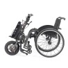 Handbike BATEC AIR de color negro acoplado a una silla de ruedas manual, destacando su diseño ultra compacto.