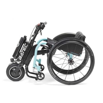 Handbike BATEC AIR de color negro acoplado a una silla de ruedas manual, destacando su diseño ultra compacto.