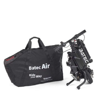Handbike BATEC AIR de color negro acoplado a una silla de ruedas manual, destacando su diseño ultra compacto.