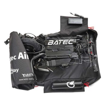 Handbike BATEC AIR de color negro acoplado a una silla de ruedas manual, destacando su diseño ultra compacto.