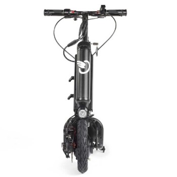 Handbike BATEC AIR de color negro acoplado a una silla de ruedas manual, destacando su diseño ultra compacto.