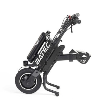 Handbike BATEC AIR de color negro acoplado a una silla de ruedas manual, destacando su diseño ultra compacto.
