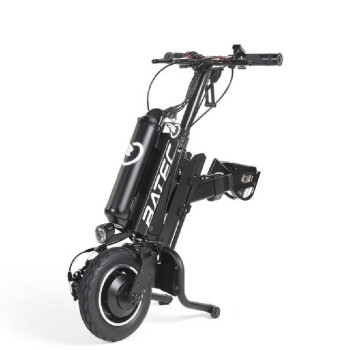 Handbike BATEC AIR de color negro acoplado a una silla de ruedas manual, destacando su diseño ultra compacto.