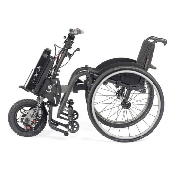 Handbike BATEC AIR de color negro acoplado a una silla de ruedas manual, destacando su diseño ultra compacto.