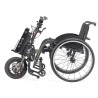 Handbike BATEC AIR de color negro acoplado a una silla de ruedas manual, destacando su diseño ultra compacto.