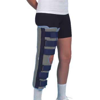 Inmovilizador de rodilla de color gris, con cierre de velcro, pletinas de duraluminio visibles y diseño modular.