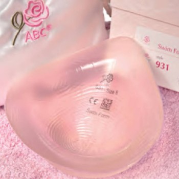 Prótesis de mama de silicona transparente y ligera, diseñada para uso en piscinas y la playa.