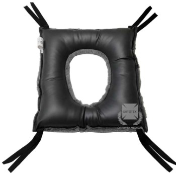 Cojín antiescaras cuadrado gris con agujero central para descompresión del coxis.