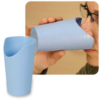 Vaso NOSEY de plástico transparente con recorte para la nariz para personas con artritis.