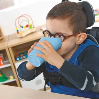 Vaso NOSEY de plástico transparente con recorte para la nariz para personas con artritis.