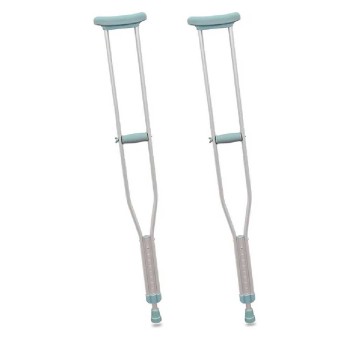 Pareja de muletas axilares de aluminio anodizado color plata con apoyos acolchados.