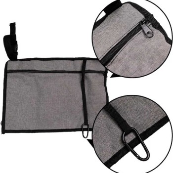 Mochila de almacenamiento negra instalada en el respaldo de una silla de ruedas con varios bolsillos visibles.