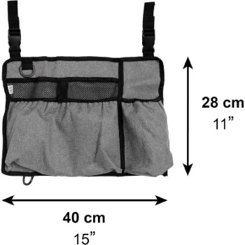 Mochila de almacenamiento negra instalada en el respaldo de una silla de ruedas con varios bolsillos visibles.