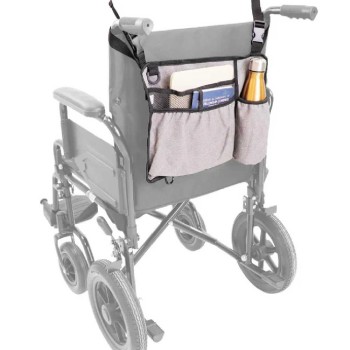 Mochila de almacenamiento negra instalada en el respaldo de una silla de ruedas con varios bolsillos visibles.