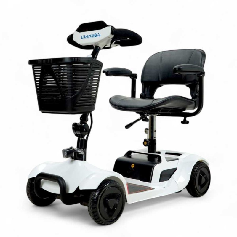 Scooter eléctrico compacto Libercar Alfa de color azul con pantalla digital y llave NFC.