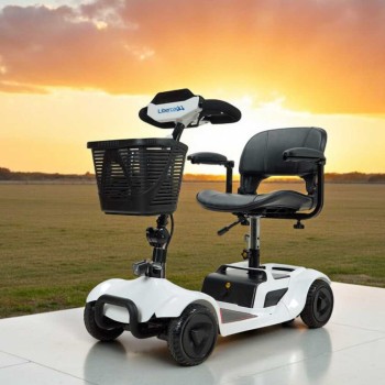 Scooter eléctrico compacto Libercar Alfa con pantalla digital y llave NFC.