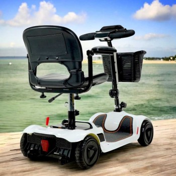 Scooter eléctrico compacto Libercar Alfa con pantalla digital y llave NFC.