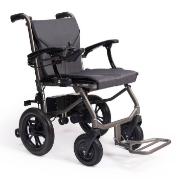 Silla de ruedas eléctrica E-Foldi Lite plegada de forma ultra compacta.