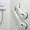 Barra de apoyo blanca con ventosas laterales y palancas de succión sobre azulejos de baño.