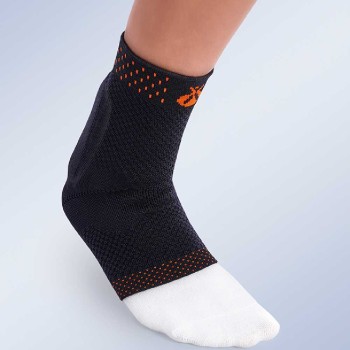 Tobillera de punto transpirable con almohadilla de silicona que rodea el tendón de Aquiles y taloneras interiores.