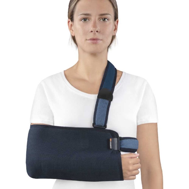 Cabestrillo ortopédico de tejido de panal azul con banda de ajuste en altura y cincha inmovilizadora de cintura para hombro.
