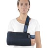 Cabestrillo ortopédico de tejido de panal azul con banda de ajuste en altura y cincha inmovilizadora de cintura para hombro.
