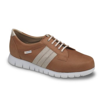 Zapato de caballero en color marrón con diseño de pala picada transpirable, cierre de cordones y suela ligera