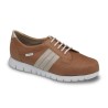 Zapato de caballero en color marrón con diseño de pala picada transpirable, cierre de cordones y suela ligera