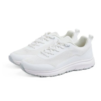 Calzado deportivo profesional unisex en color negro/blanco con tejido de rejilla ventilada y cierre de cordones.