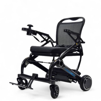 Silla de ruedas eléctrica Libercar Karbon Mini plegada y desplegada, destacando su chasis de fibra de carbono negro
