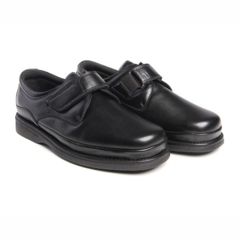 Zapato ortopédico de hombre en piel negra con cierre de velcro, zona superior elástica y suela técnica Microtech.