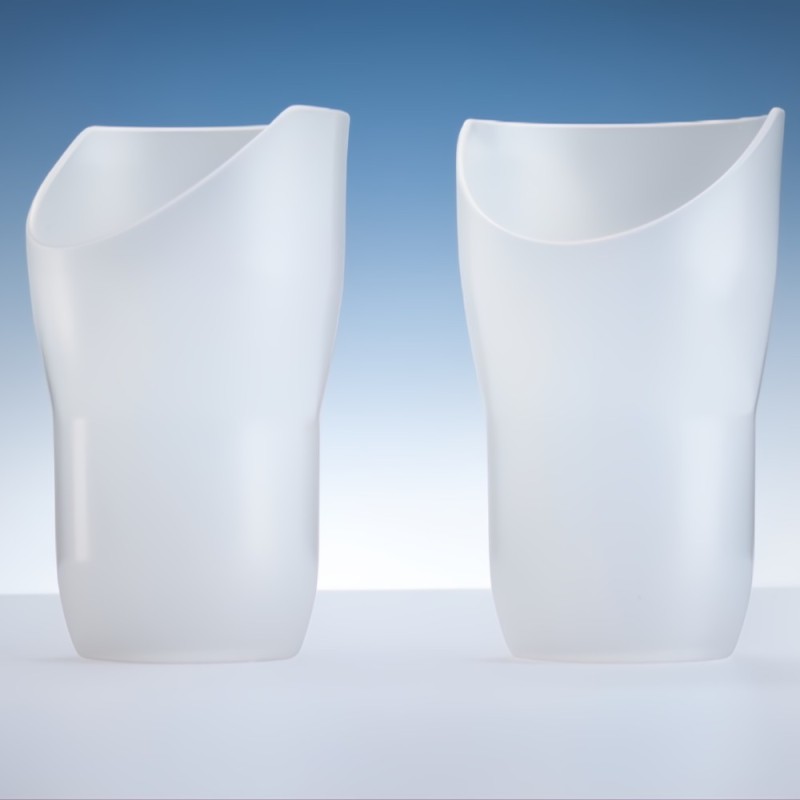 Vaso ergonómico NOSE CUP de color blanco transparente con un recorte en forma de U