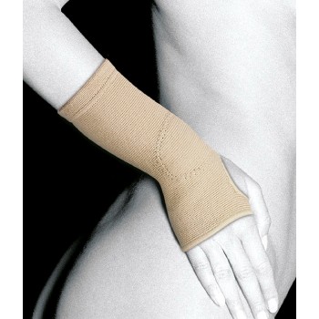 Muñequera elástica transpirable Orliman TN-260 en tono beige colocada en la muñeca con compresión y acolchado