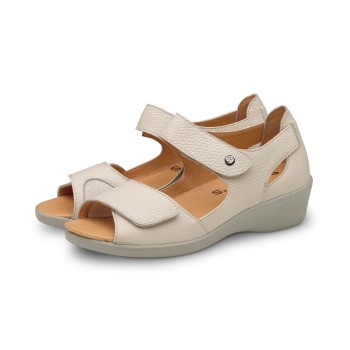 Sandalia de mujer para pies con juanetes en color beige con elástico lateral.