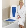 Elevador de bañera eléctrico Bath Master de Ayudas Dinámicas con asiento y respaldo alto.