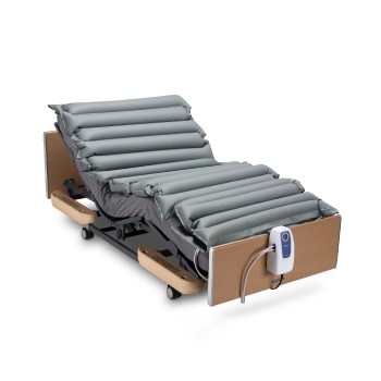 Sobrecolchón antiescaras de aire alternante Domus S de Apex Medical con zona decreciente para talones sobre cama articulada.