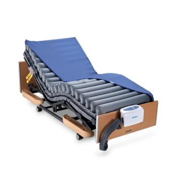 Colchón antiescaras de reemplazo Domus 3 de Apex Medical con compresor colocado sobre cama articulada.