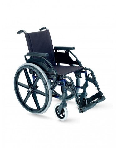 La silla de ruedas Breezy Premium es un modelo plegable y robusto de la marca Sunrise Medical.