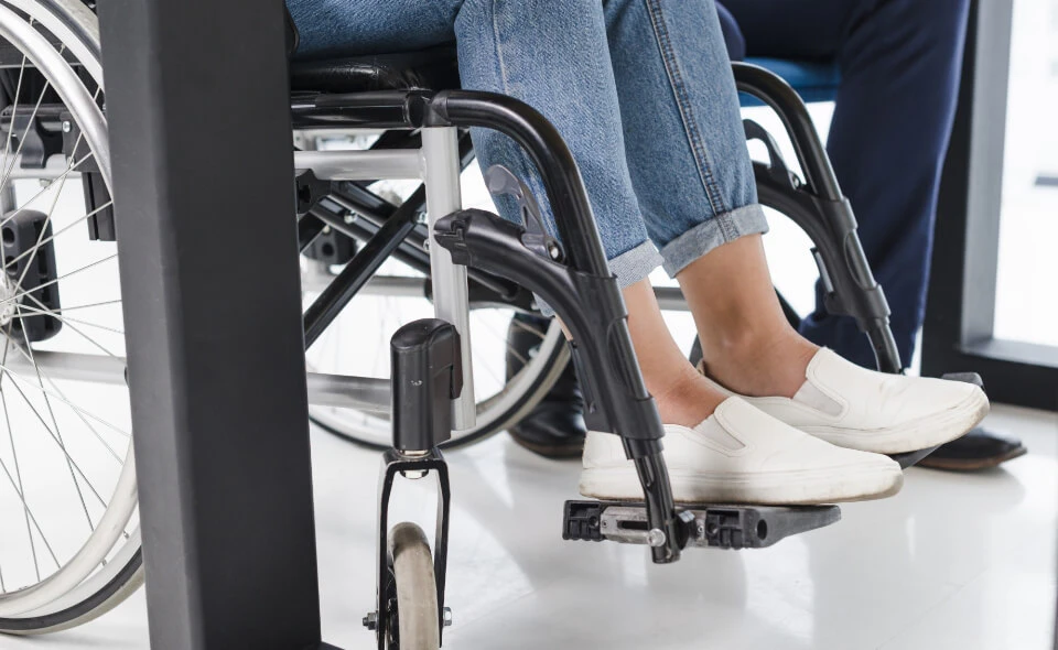 Persona en silla de ruedas